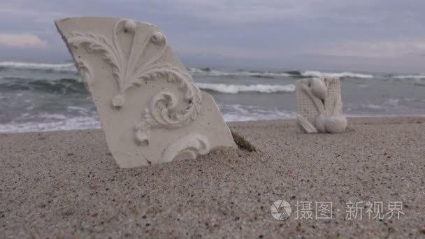 观赏性破碎石膏在海边视频