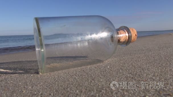 与透明瓶在沙滩海景视频