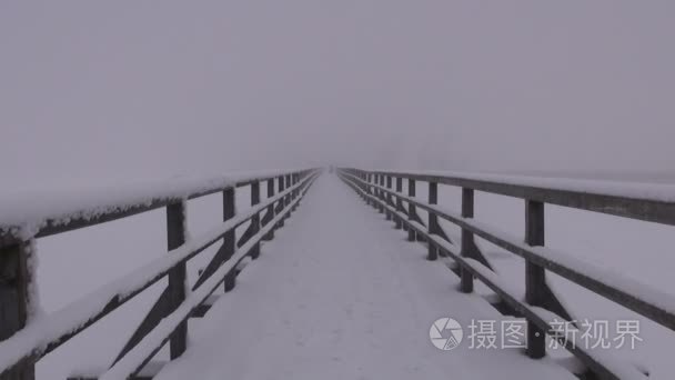 冬季的一天撤桥的景观与视频