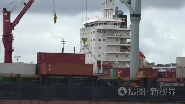 货物船工人装卸集装箱在港口的奥克兰新西兰