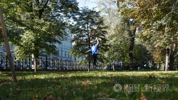 男人在松绳上保持平衡视频