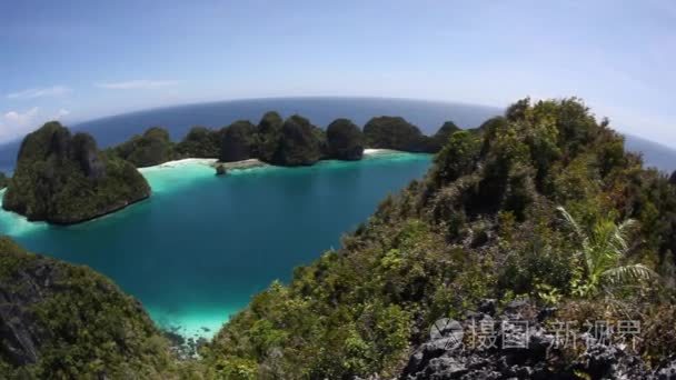 石灰岩岛和远程热带环礁在 Raja Ampat，印度尼西亚