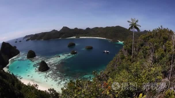 群岛和远程热带环礁在 Raja Ampat，印度尼西亚