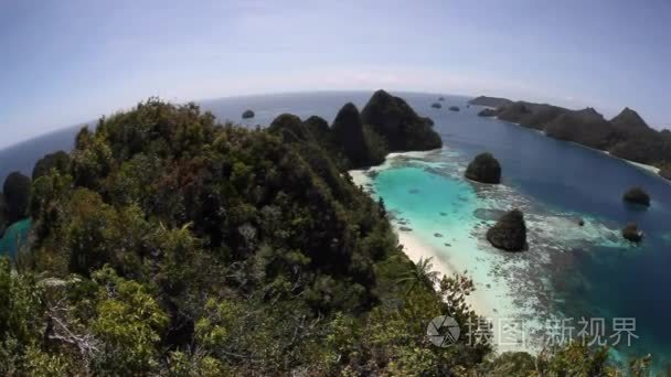 石灰岩岛和远程热带环礁在 Raja Ampat，印度尼西亚