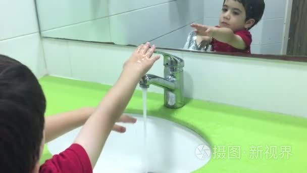 孩子洗手，并采取纸卧具