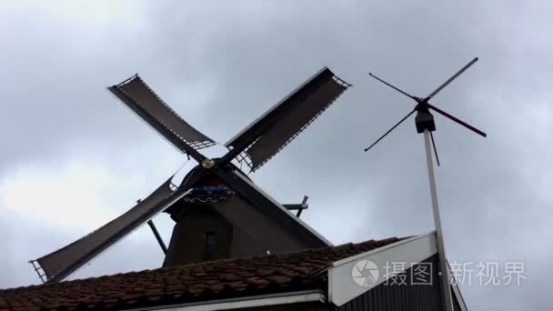 古老的风车在风天工作视频