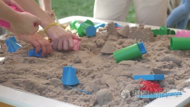 儿童和成人玩沙子视频