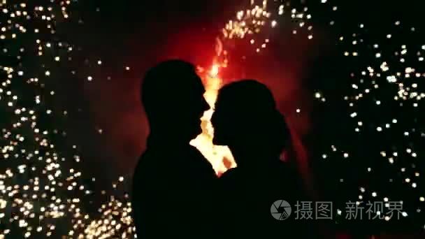 新婚夫妇在火上的显示的夜晚视频