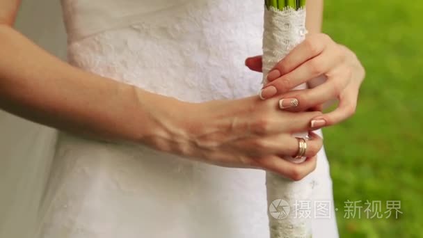 新娘抱着美丽明亮的婚礼花束视频