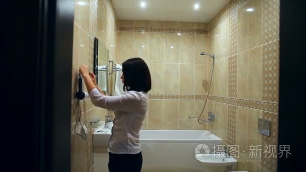 女佣的女人使清洁浴室毛巾伸直视频