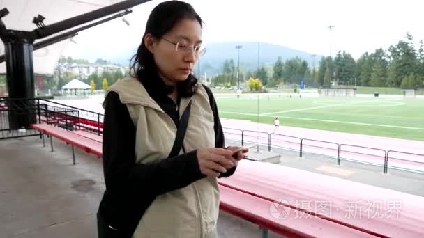 阅读手机短信在体育领域的女人视频