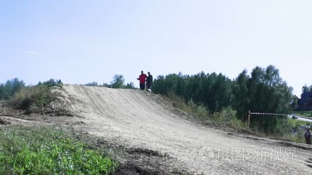 摩托车越野赛赛车跳跃视频