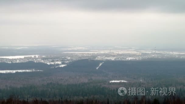 冬天的城市上空的云块破碎视频