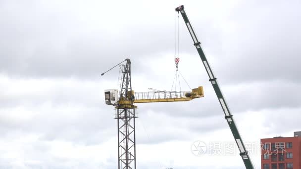 construction crane selection in city new home flat building site