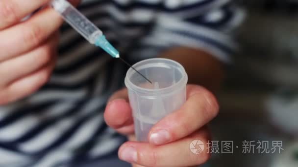 女人用注射器倒入药吸入水库视频