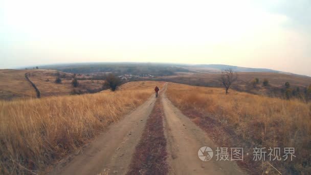 在秋天背包徒步旅行者旅行者人是对自然的方法是孤树旅行