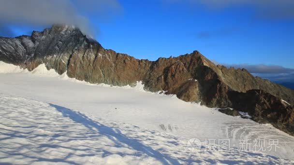 登山者攀登白雪皑皑的山脊视频