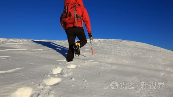 徒步旅行者在雪中行走视频