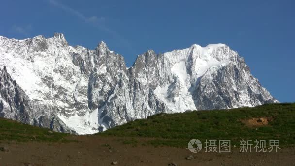 走在一座山的徒步旅行者视频