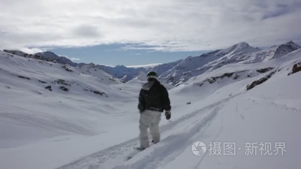 两个滑雪者在雪山景走下坡视频