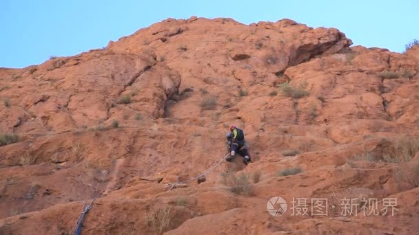 登山者攀爬岩壁视频