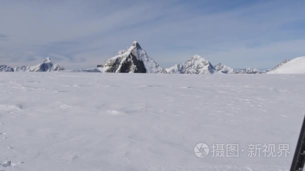 沿山径步行登山者视频