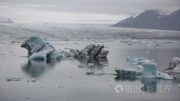 在环礁湖中漂浮的冰山视频