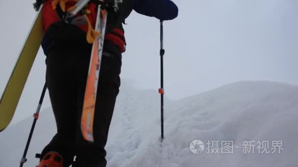 滑雪登山家走视频