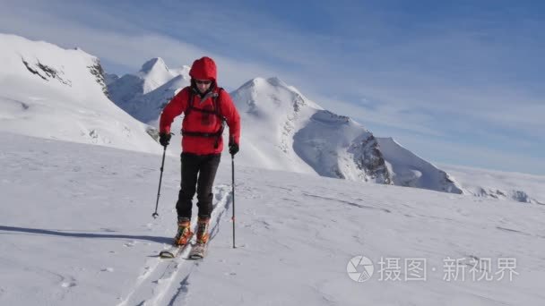 沿山径步行登山者视频