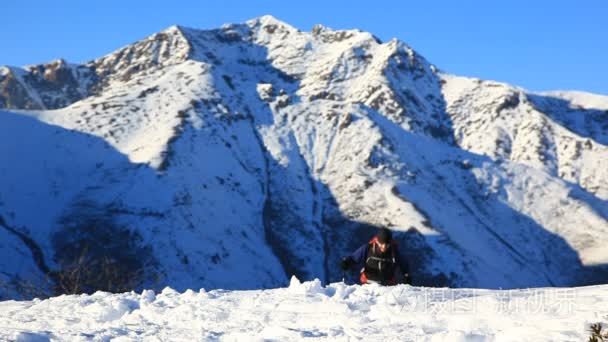 徒步旅行者在雪中行走视频