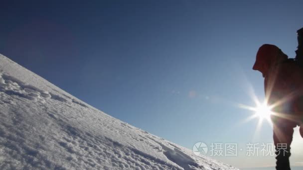 背滑雪运动员走视频