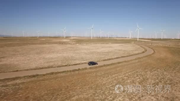 后一辆黑色的轿车在风车农场，弯道