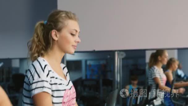 有魅力的女人在健身房微笑训练视频