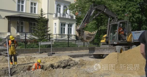 挖掘和接地挖掘机在城市街道上的沟槽