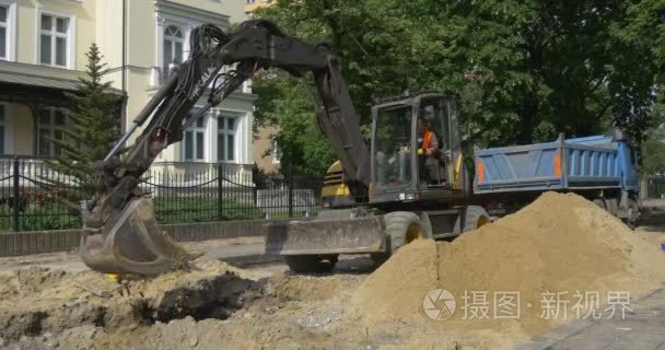 挖掘和接地挖掘机在城市街道上的沟槽