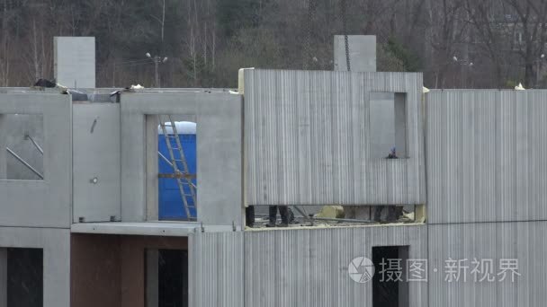 起重机的建设者男人附加最后一座房子墙帧。4 k视频