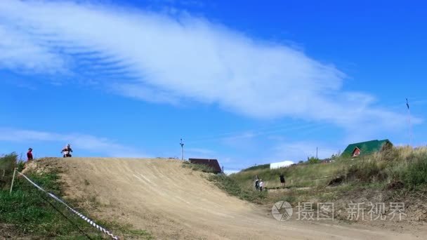 摩托车越野赛赛车跳跃视频