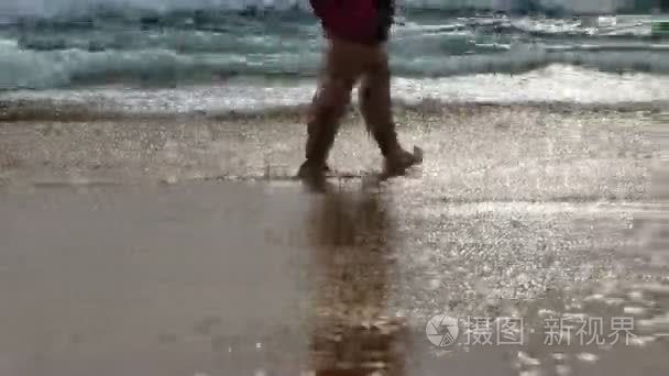 女性的脚在沙滩上行走