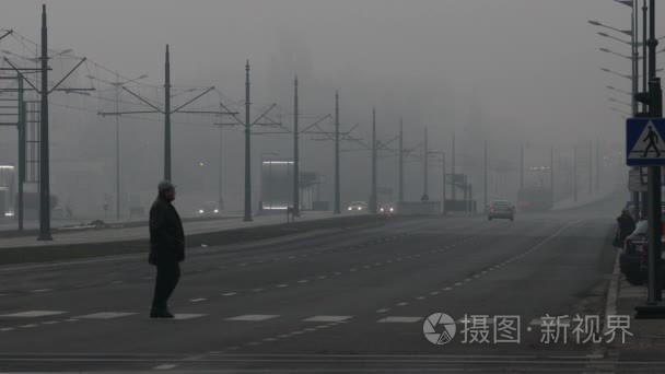 男人穿宽公路的薄雾清晨视频