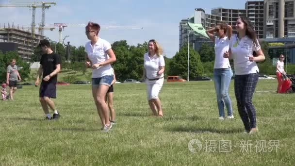 flashmob teacher show dance hip hop element for people in park. 视频