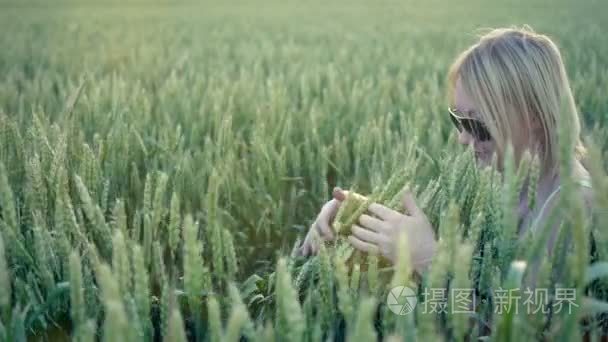 高雅的美感女人风格小麦慢动作视频