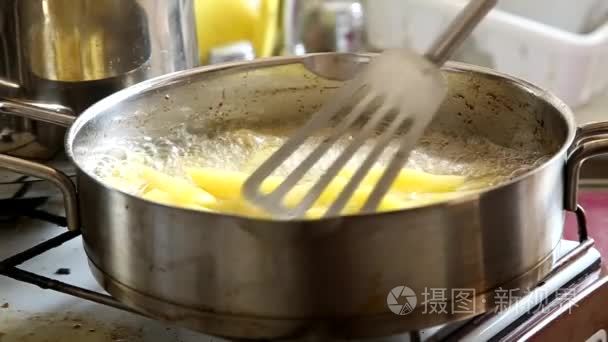 烹饪滚烫的油锅中炸薯条