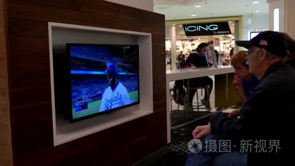 关于棒球游戏商城内看电视的人视频