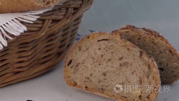 用餐巾面包篮子里的乡村面包视频