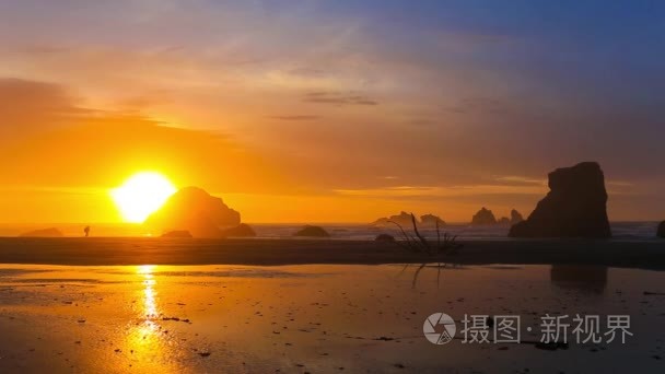 摄影师在夕阳光太平洋海岸视频