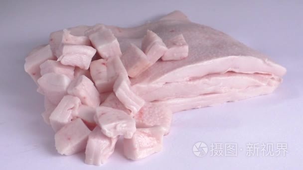 生猪肉块猪油孤立在白色背景视频