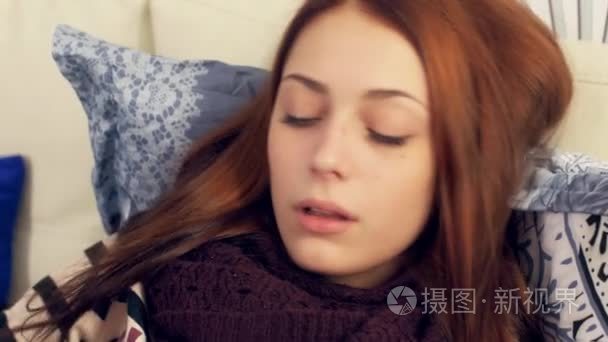 生病的女人在床上在纸巾擤鼻子视频