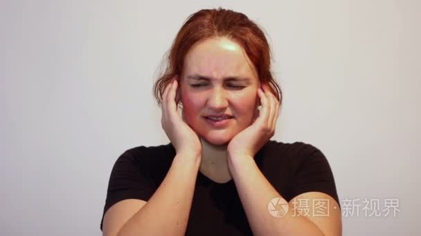 女人患耳疼痛视频