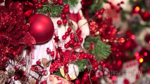 圣诞节手在树上的装饰品视频