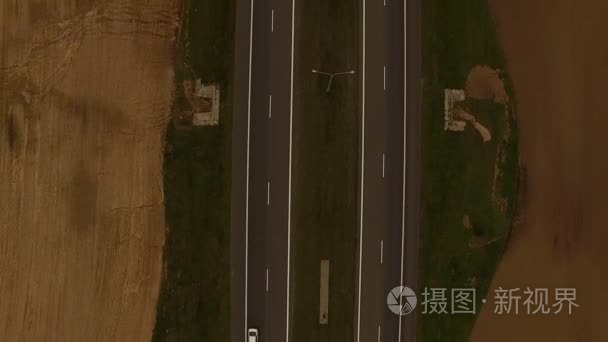 4 k 鸟瞰图-在波兰公路上空飞行。道路车辆日常交通-汽车朝着两个方向-查看从上面